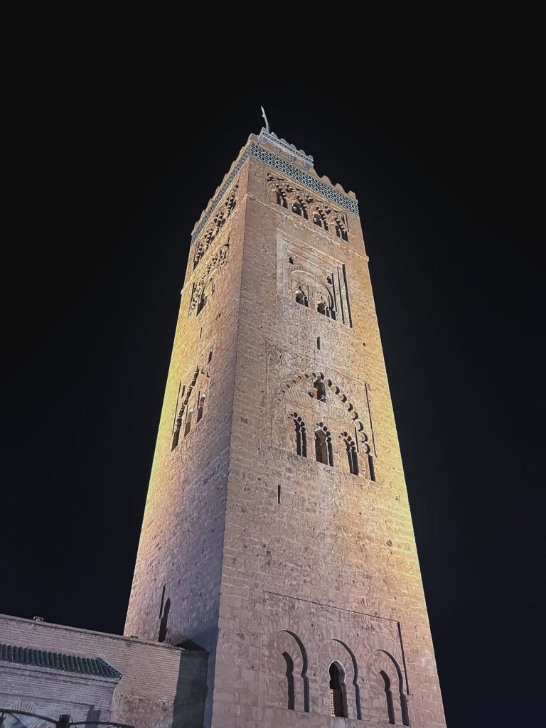 Alminar de la Kutubía iluminado de noche en Marrakech