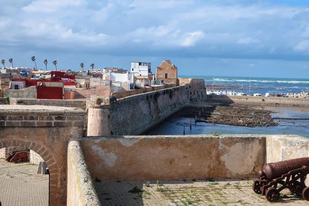 Muralhas portuguesas de Mazagão em El Jadida com canhão antigo e o Oceano Atlântico, herança portuguesa no Marrocos para brasileiros