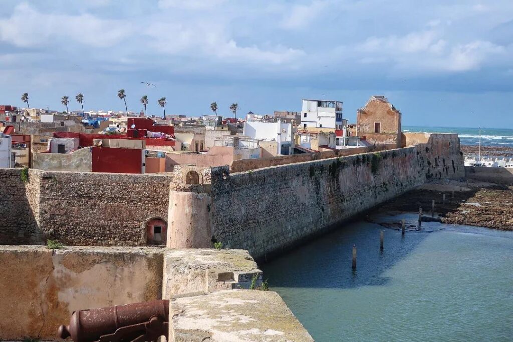 Vista das muralhas de Mazagão e da cidade de El Jadida com canhão português